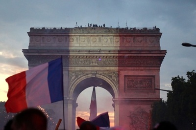 W杯制覇に歓喜、トリコロールに染まる仏パリの名所