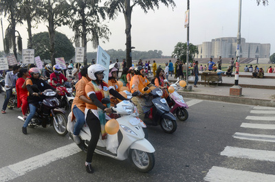 バングラ、バイクの3人乗り禁止 警察幹部妻の殺害事件受け