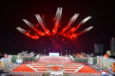 北朝鮮国営TV、軍事パレードの映像放送 「新しい演出」も