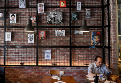 壁にヒトラー、目の前に肉……レストラン「独裁者」 チュニジア