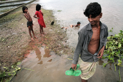 南アジアの洪水、死者約3200人に