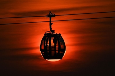 【今日の1枚】夕焼け空を行き交うケーブルカー シンガポール