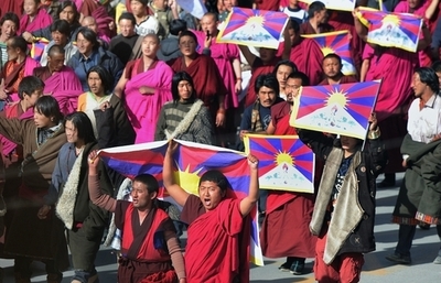 チベット僧が政府批判、外国取材団が目撃 中国・甘粛省