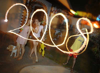 フィリピンで新年を祝う爆竹、負傷者220人