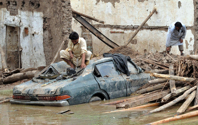パキスタンで洪水、400人以上死亡