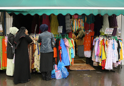 ムスリム女性移民、英語習得しなければ追放も 英首相が新方針