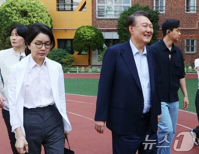 「何度も横目で夫を」法廷で再会した前大統領夫妻…韓国・弁護士が語った“空白の記憶”と涙