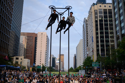 【今日の1枚】ツバメが3羽? ソウルで大道芸の祭典