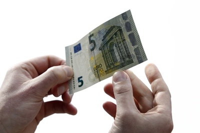 「全国民に最低所得保障」は空論か、未来経済の処方箋か