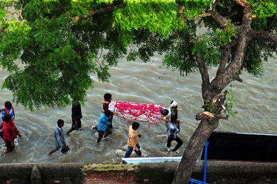 洪水の水にドボン！インド・アラハバード