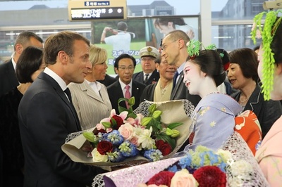 訪日中のマクロン仏大統領、京都を訪問 舞妓さんから歓迎受ける