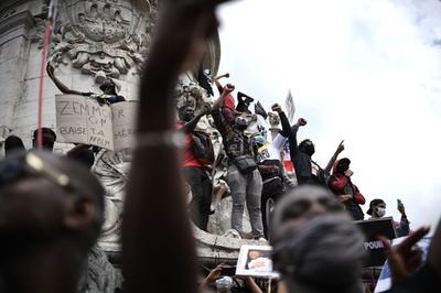 差別問題で揺れるフランス、人種別データ取得議論が再燃