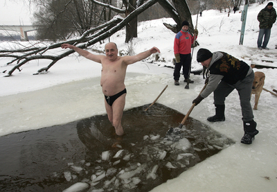 医師の警告よそに、国内の「寒中水泳愛好者」は100万-200万人 - ロシア