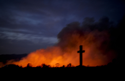 スペインの山火事、消防士1人死亡 世界遺産の国立公園にも延焼