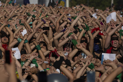 【今日の1枚】抗議と連帯、無数の手が表すもの