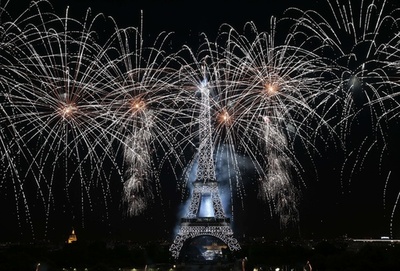 フランス革命記念日、花火でお祝い パリ