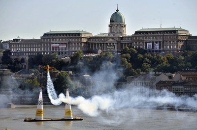 ドナウ川上空でスリルあふれるエアレース世界選手権