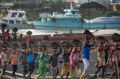 【今日の1枚】鮮やか人海作戦、石炭荷降ろし