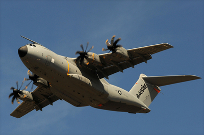 ファンボロー国際航空ショー開幕、エアバスA400Mがデモ飛行