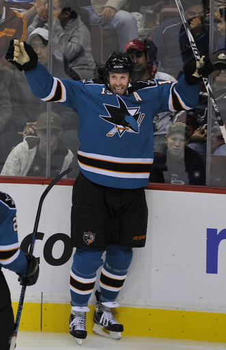 シャークス カナックスに4-2で勝利