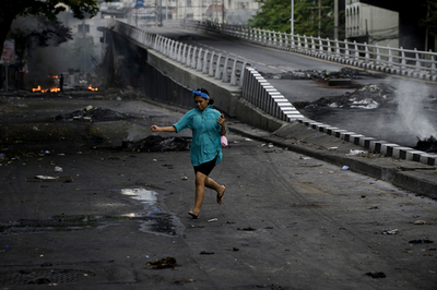 デモ参加者3000人、政府の退去期限無視 タイ