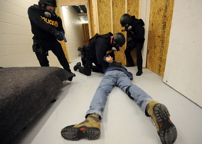 誤って5日間独房に放置、尿を飲んで生きながらえる 米サンディエゴ