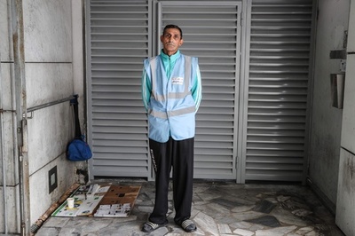 南仏のホームレス男性、暴風雨の被災者らに貯金はたいて寄付