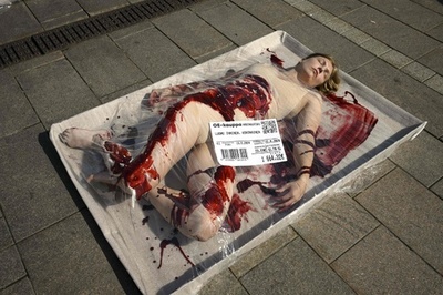 食用肉に扮して業界に抗議 フィンランド