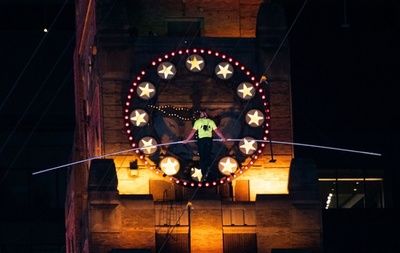 米NYで36分間の空中散歩に成功！ 綱渡り名人ワレンダ姉弟