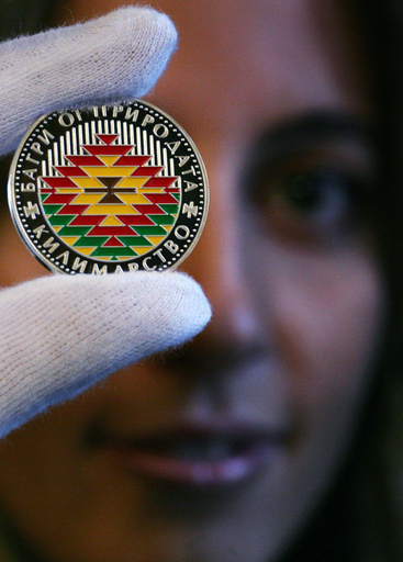 ブルガリアで伝統的じゅうたん柄の銀貨発行