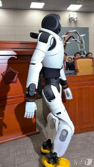 韓国国会に中国製ヒューマノイド登場…あいさつやダンス披露、技術格差に危機感