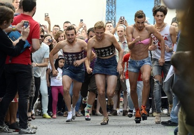 ドラァグクイーンがハイヒールレース、「マドリード・プライド」