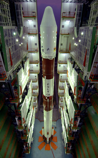 インド、ロケット打ち上げ成功 一度に衛星10基を軌道に