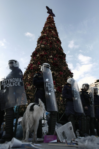 暴動ギリシャで警官隊がクリスマスツリーを警護　