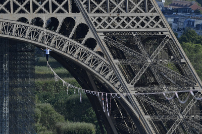 エッフェル塔背にそろりそろり…スラックライン挑戦 仏パリ