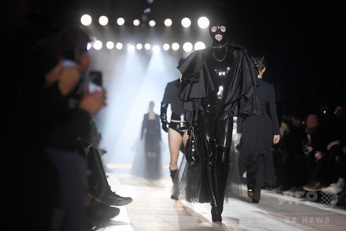 フェティッシュな世界を表現 モスキーノ 18 19年秋冬メンズ 写真66枚 ファッション ニュースならmode Press Powered By Afpbb News