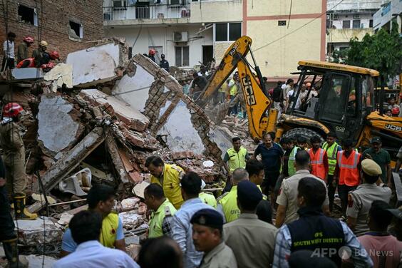 5階建てのビル倒壊、6人が死亡 インド・ニューデリー