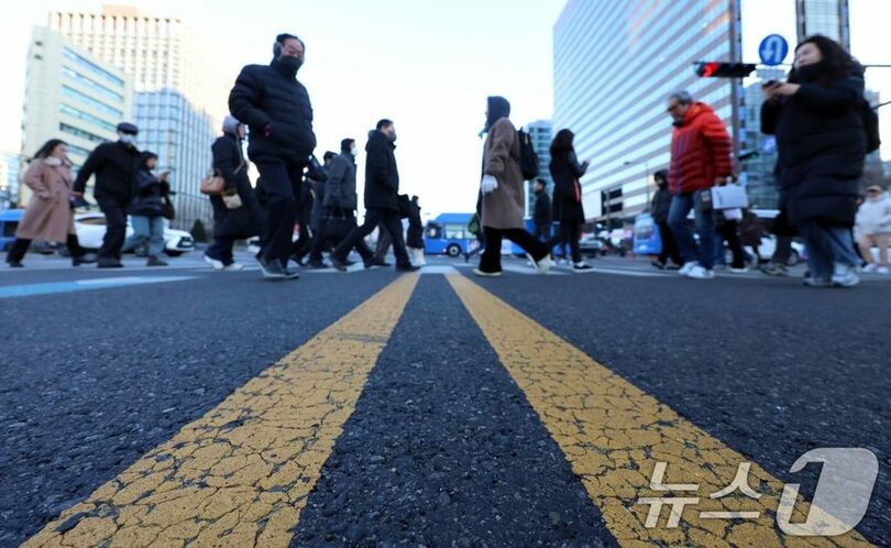 ソウル・光化門交差点で通勤する市民ら(c)news1