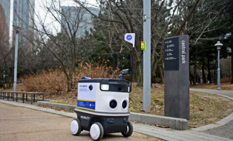 松島セントラルパークに試験導入されたスマートシティーパトロールロボット=ニュービリティー(c)KOREA WAVE
