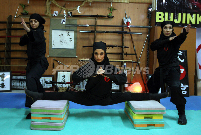 イラン女性に「忍術」が人気？華麗な技を披露