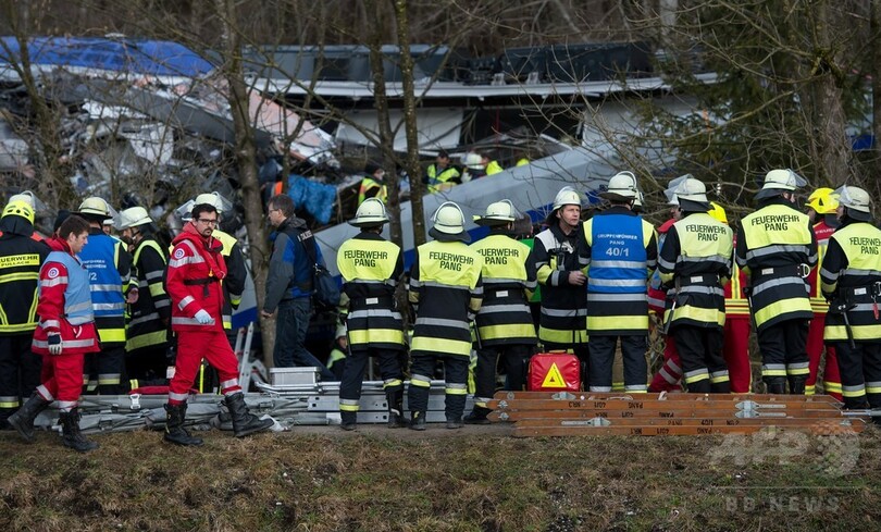 ドイツで列車2台が正面衝突、8人死亡 約100人が負傷