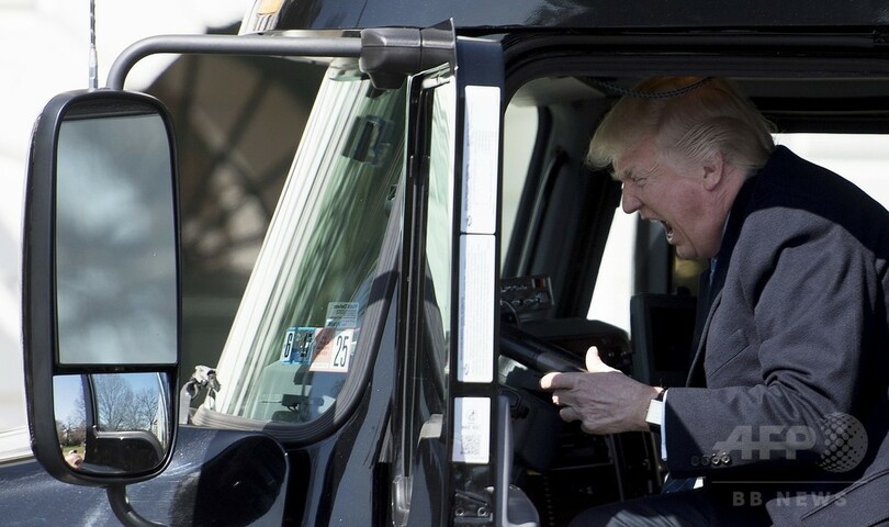 トランプ大統領、トラック運転手の気分をエンジョイ