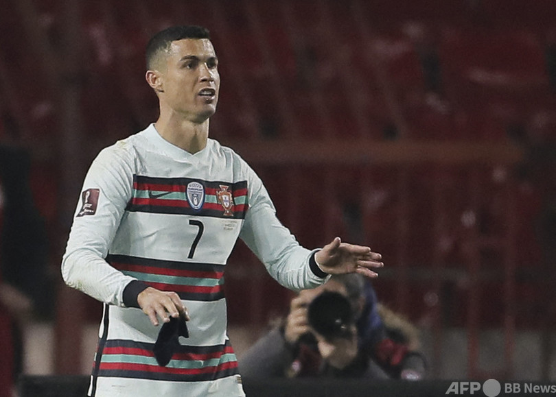 ロナウドが投げた腕章、830万円で落札 難病の赤ちゃん支援へ