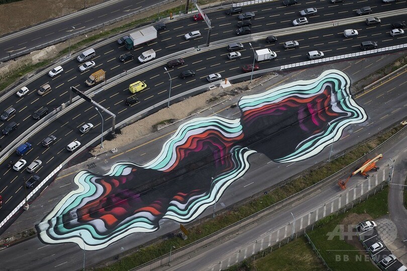 パリの環状道路に巨大アート出現