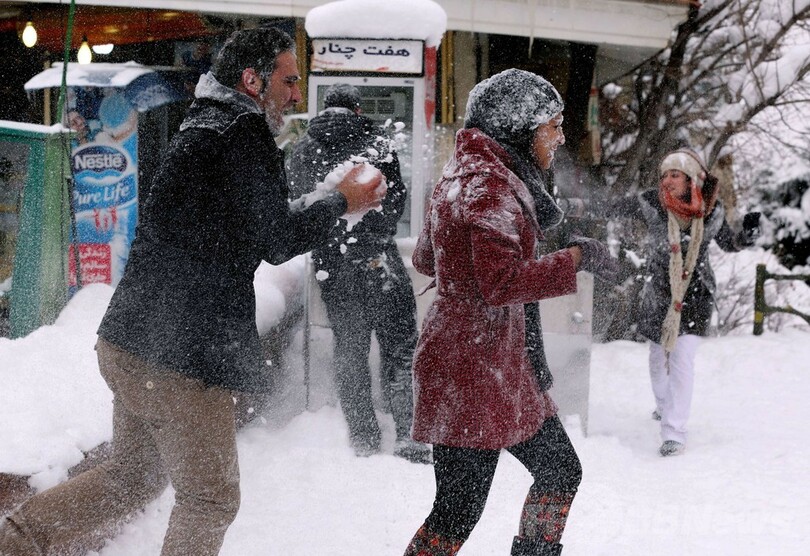 雪で遊ぶ若者たち、50年ぶり大雪のイラン北部