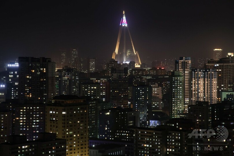 平壌の「滅びのホテル」に浮かび上がる国旗、ついに一部オープンか