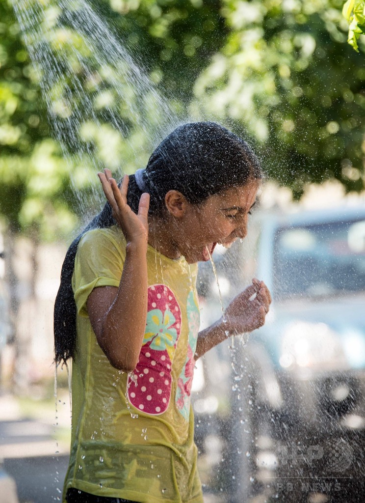 国際ニュース：AFPBB Newsチリ首都で観測史上最高の暑さ、水浴びする少女も