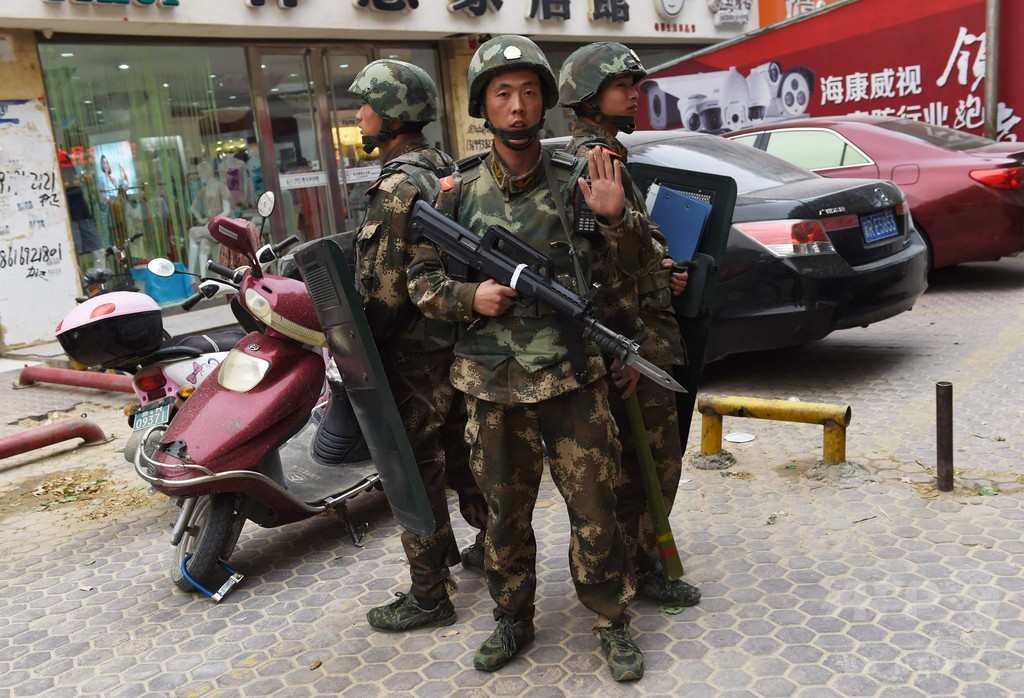 中国当局、全車両に位置情報ソフトの搭載義務付け 新疆の一部地区で 中国当局、全車両に位置情報ソフトの搭載義務付け 新疆の一部地区で