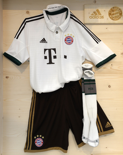 バイエルン・ミュンヘンが新アウェーユニホームを発表 写真10枚 国際