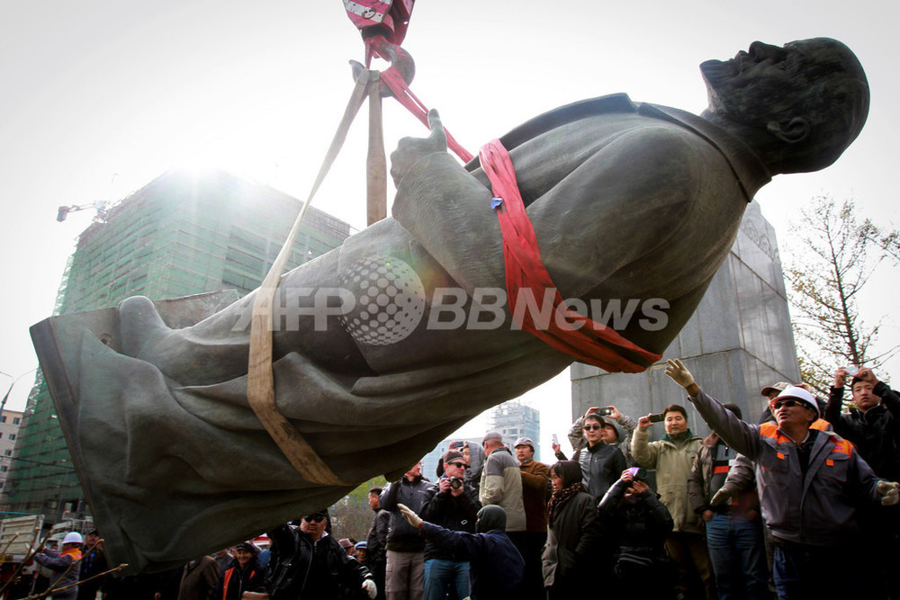 モンゴル首都、最後のレーニン像を撤去 写真8枚 国際ニュース：AFPBB News